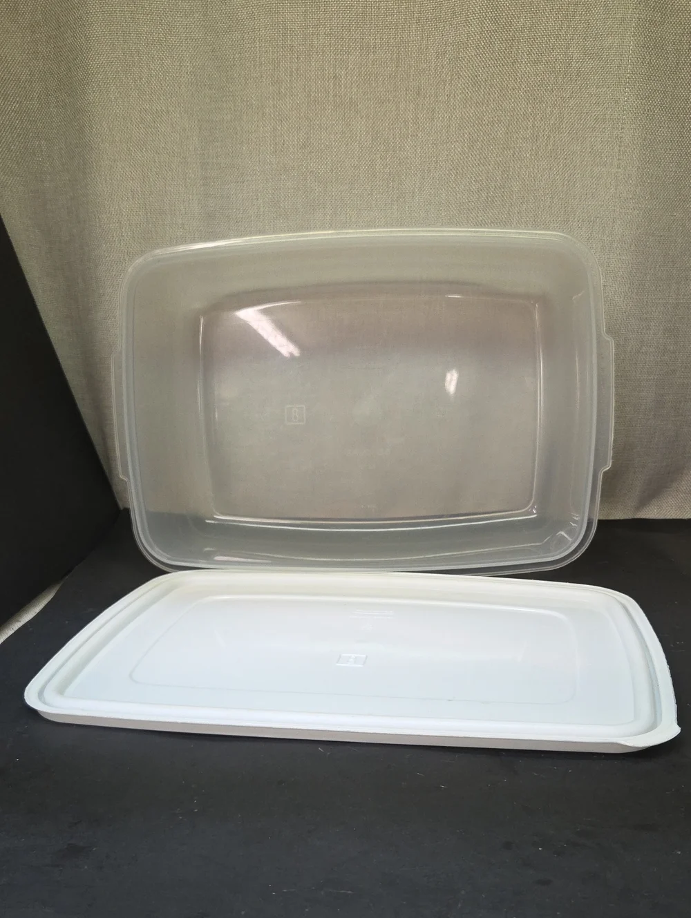 3 Rubbermaid Storage Containers‎ With Lids
